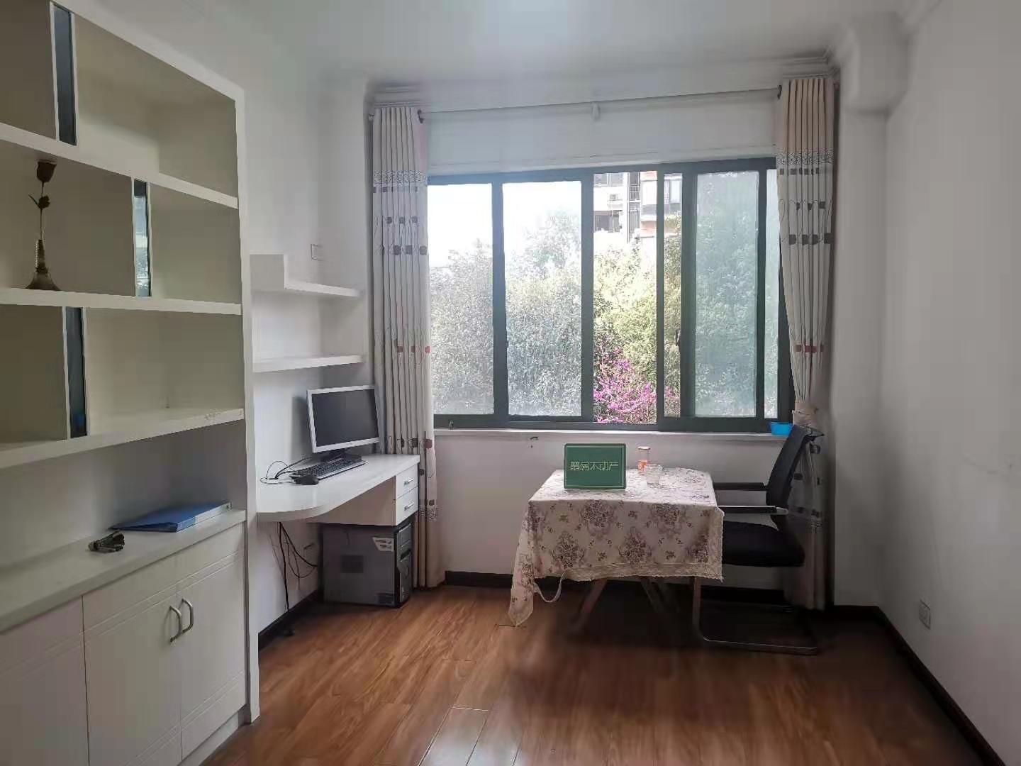 金域城邦精装四房，家具家电齐全，拎包入住。