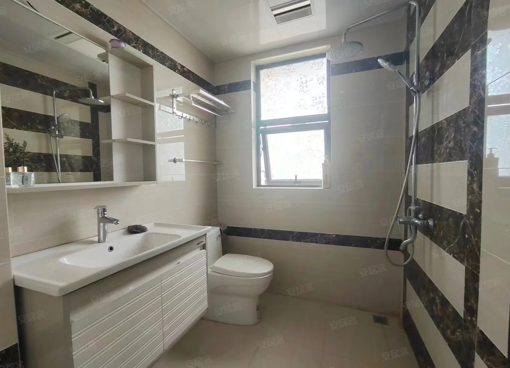 61，业主降价急售，精装三房，电梯中间楼层，单价5900，证满二