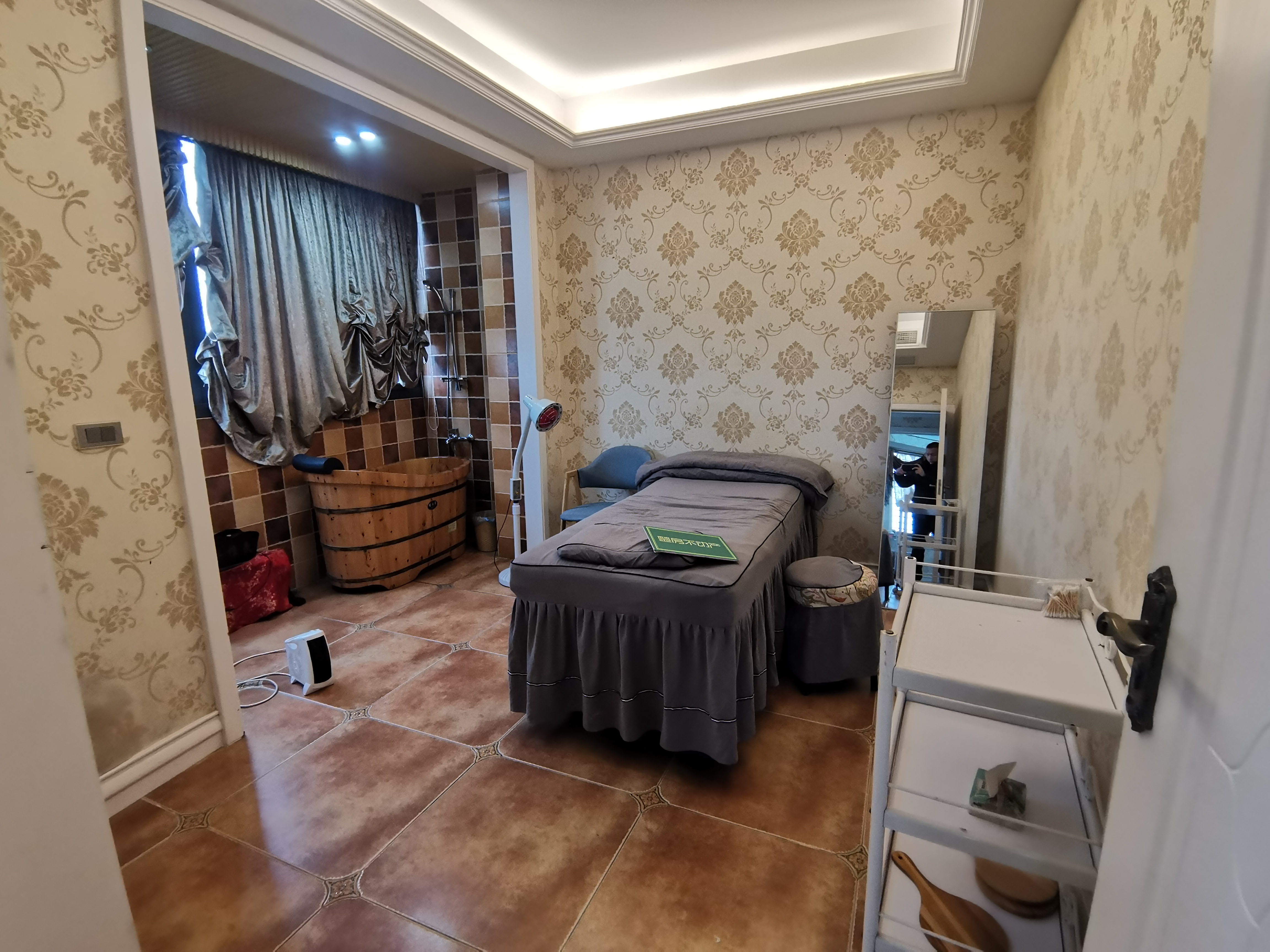 武商附近金帝苑四室两厅两卫，精装修熵住两用，拎包入住！