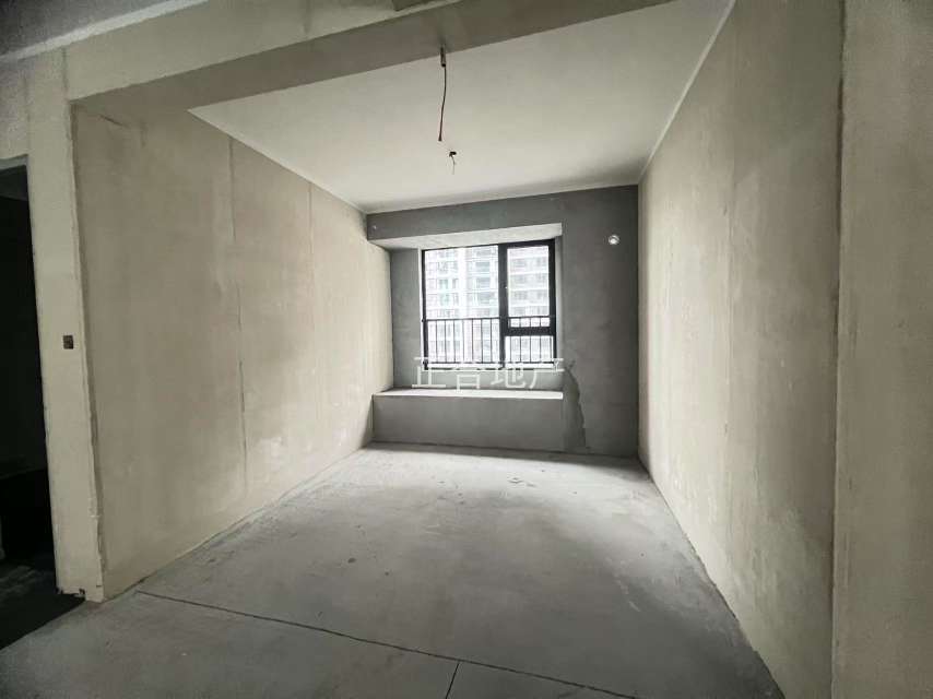 急售，城南，吾悦华府现房，毛坯大3房2卫，中间好楼层，带车位，