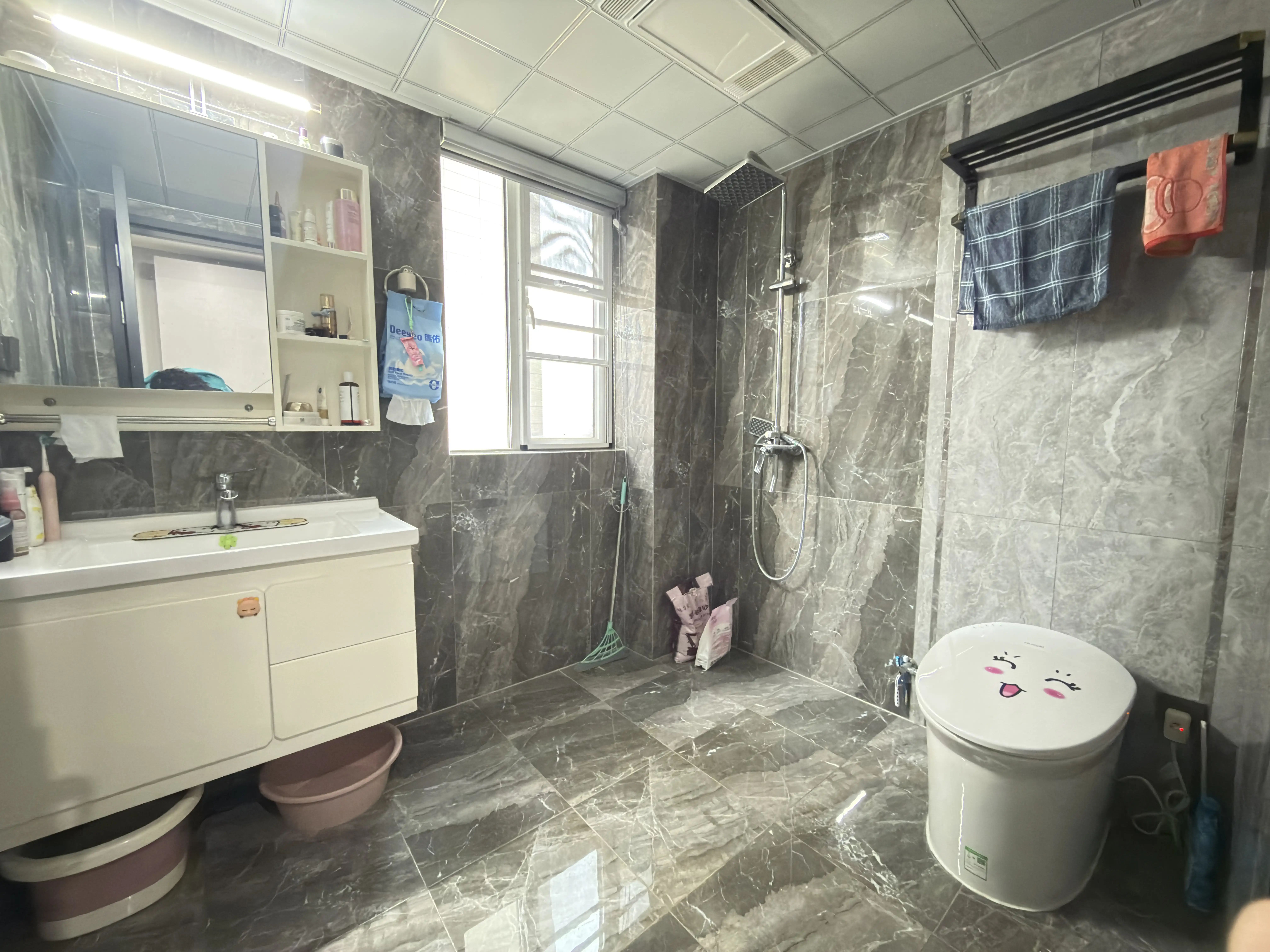 诚心出售，城南，蓝天新城，人车分流，电梯中间楼层，满二，拎包入住