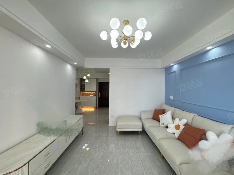 城西，全新精装三房， 拎包入住，中层，仙桃xiao学，新三中旁