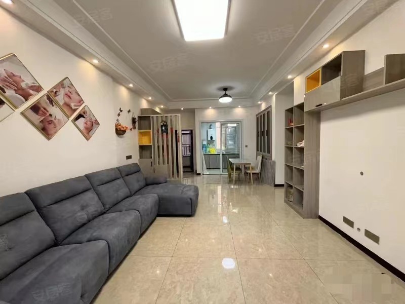 领秀城 ，单价5600，精装大三房，  人车分流小区  ， 层高3米多，, 拎包住，南北双阳台