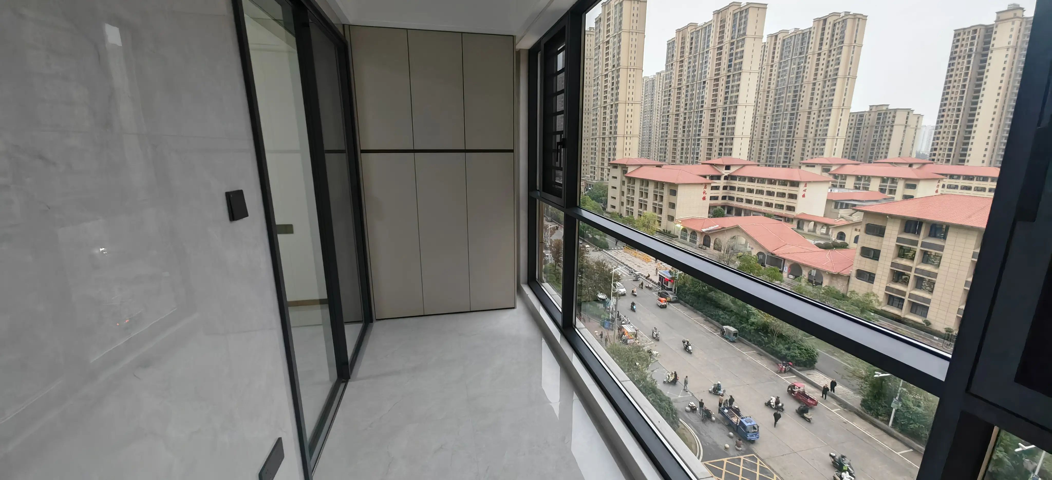 二中二小正对面，森林国际，旁边沔阳公园，好楼层，全新装修，一天未住！