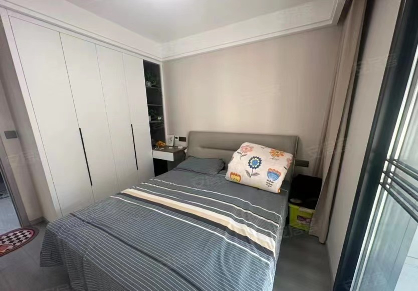 29，亏本出售，全新精装大四房，毛坯价急卖，电梯中层，东边户，看中谈