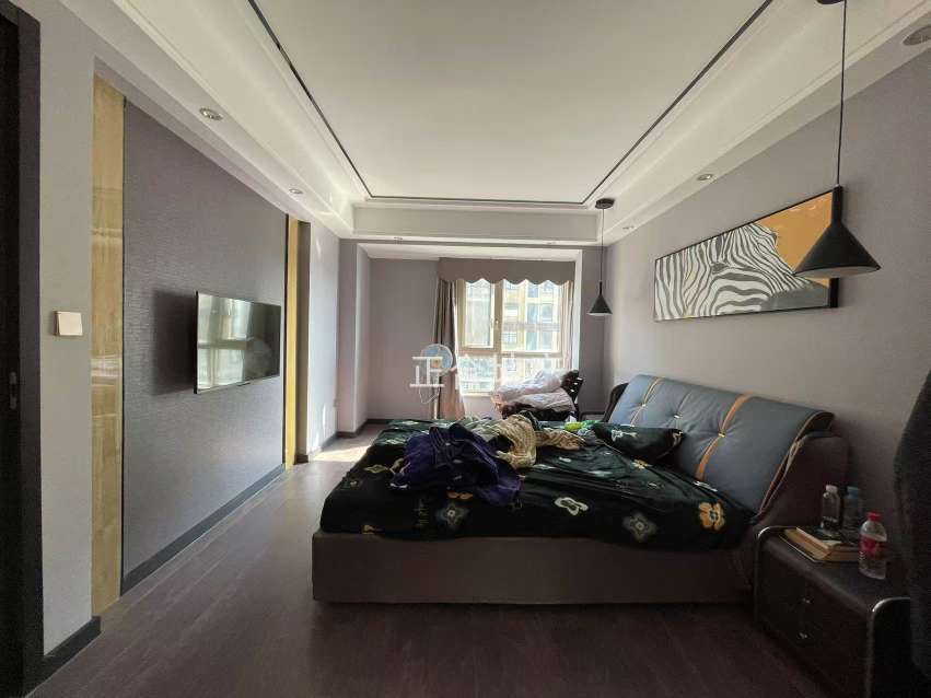 房东诚心出售，新城壹号，精装两房，成色新，电梯好楼层，可谈