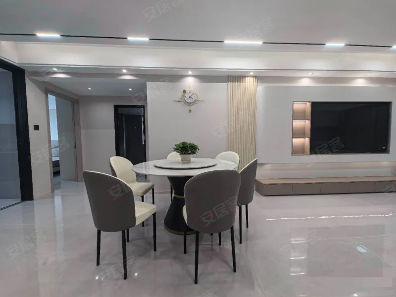 城南，御湖世家，大边户，单价5800，精装三房，送家具家电，9.9成新，一天未住