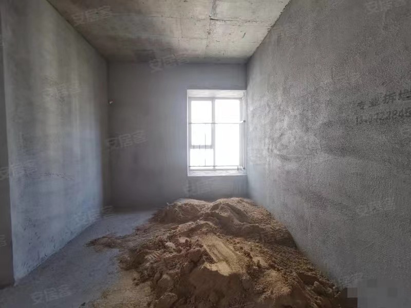 急售，房东亏本出，蓝天白云，东边户，中间好楼层，视野开阔，证即将满二