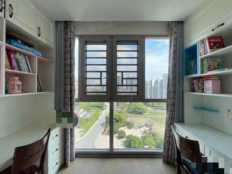 元泰B1，湖景大平层，精装4房，1梯1户，单价只要6000，好楼层，边户