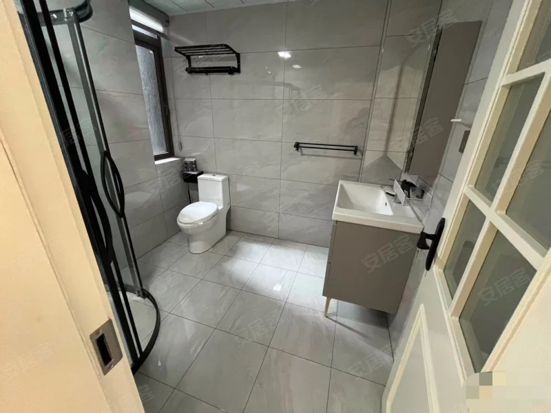 绿地香格里拉，电梯洋房，9成新，精装三房两卫，好楼层，证满二