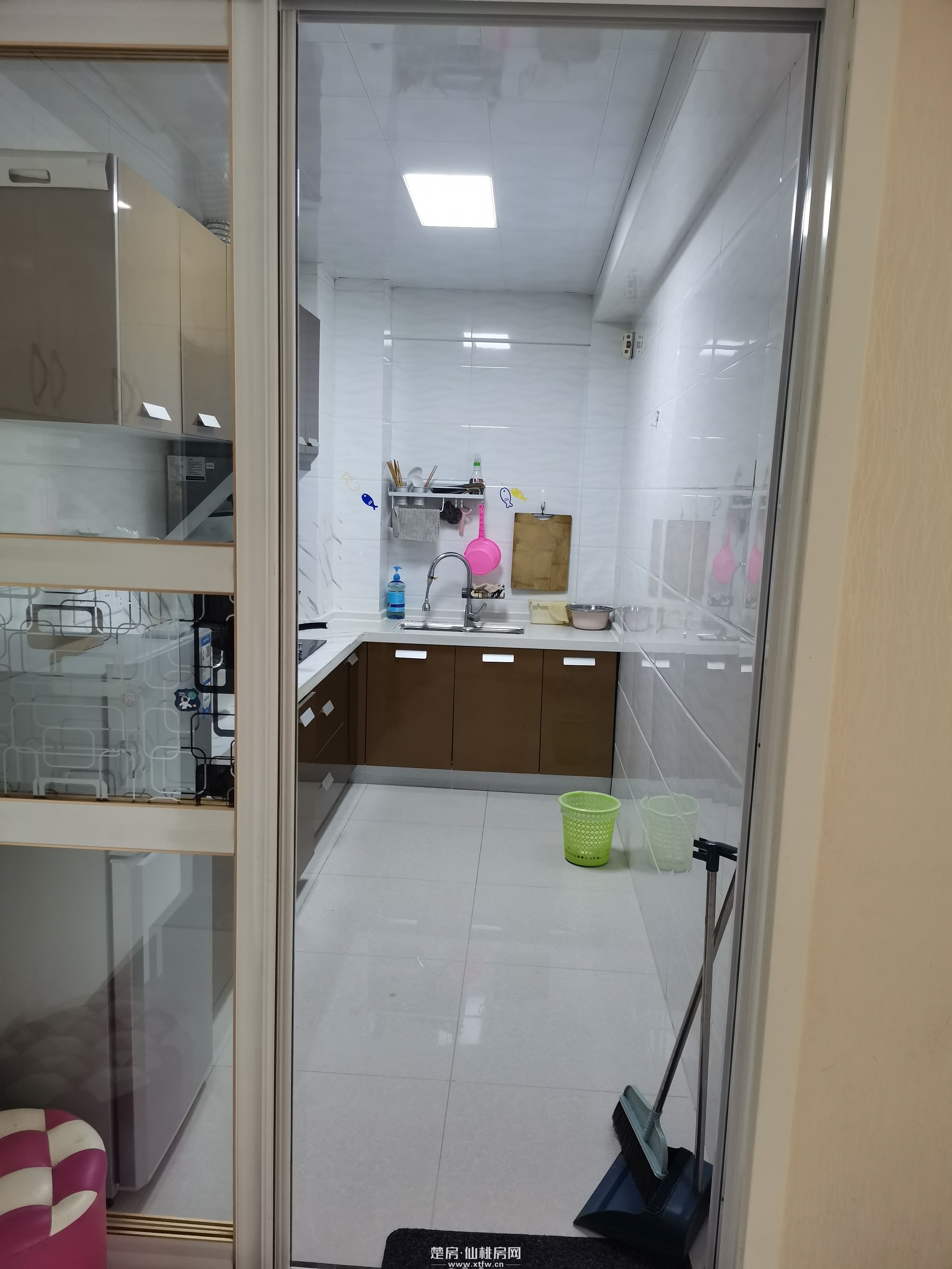 采光通风好，精装房拎包入住！楼下是新天地广场、好邻居商圈，旁边是沔街校区