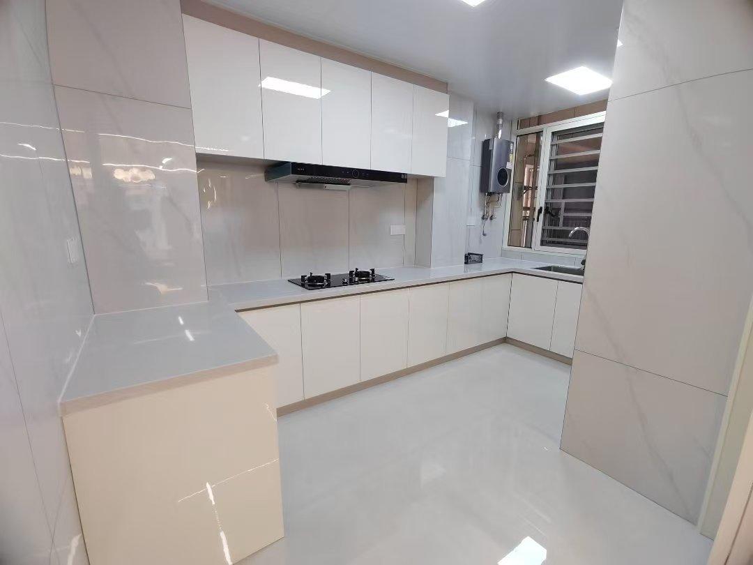 御湖世家3室2厅2卫全新精装修，家具家电都是全新的，装修材料都是大品牌。