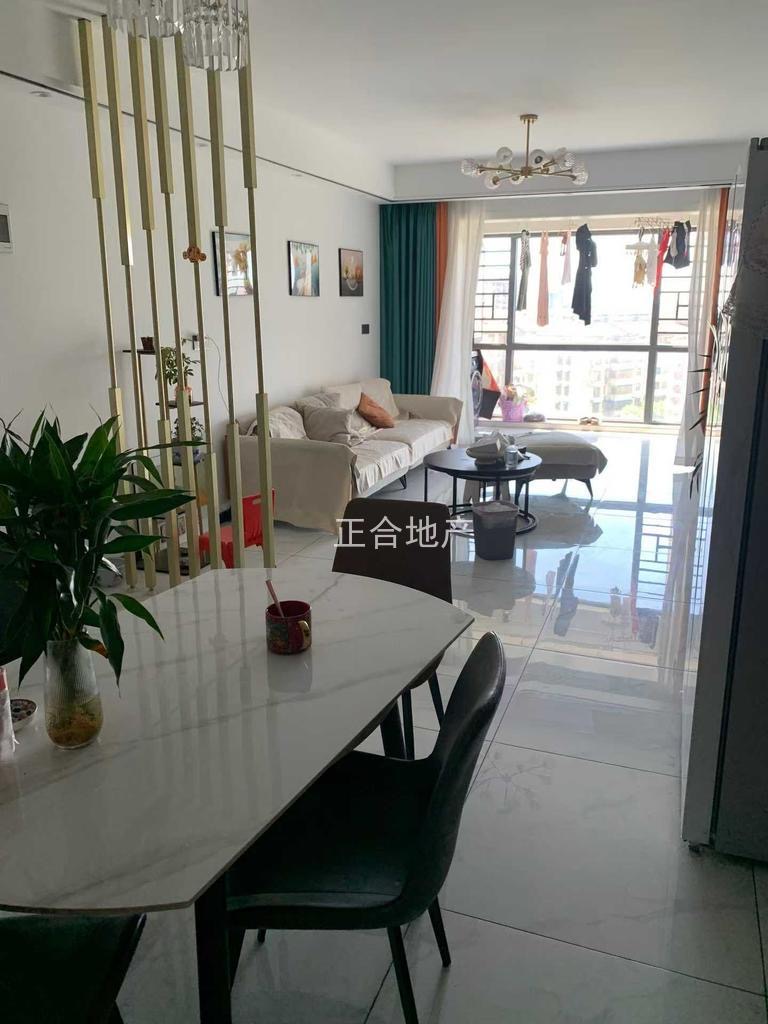 房东亏本急卖，沔街边上，御湖世家，精装三房， ​电梯10楼 ，精装5400，9成新