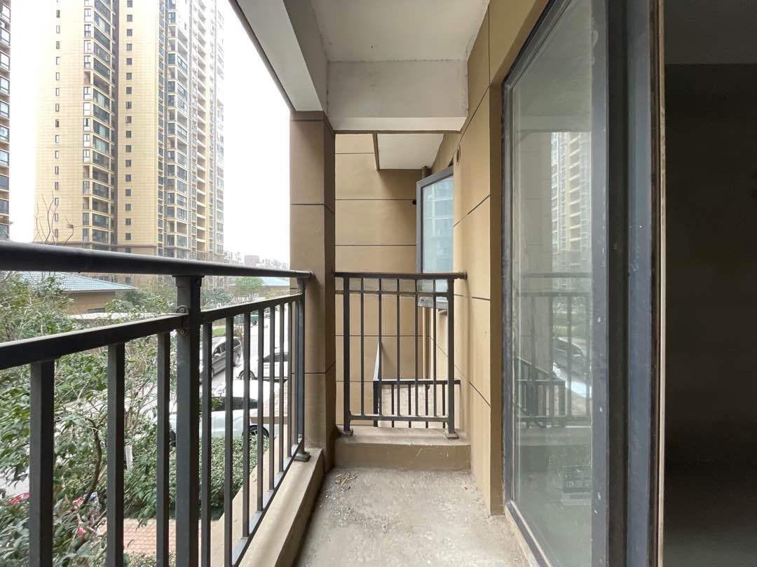 森林国际城带超大露台4房毛坯房！