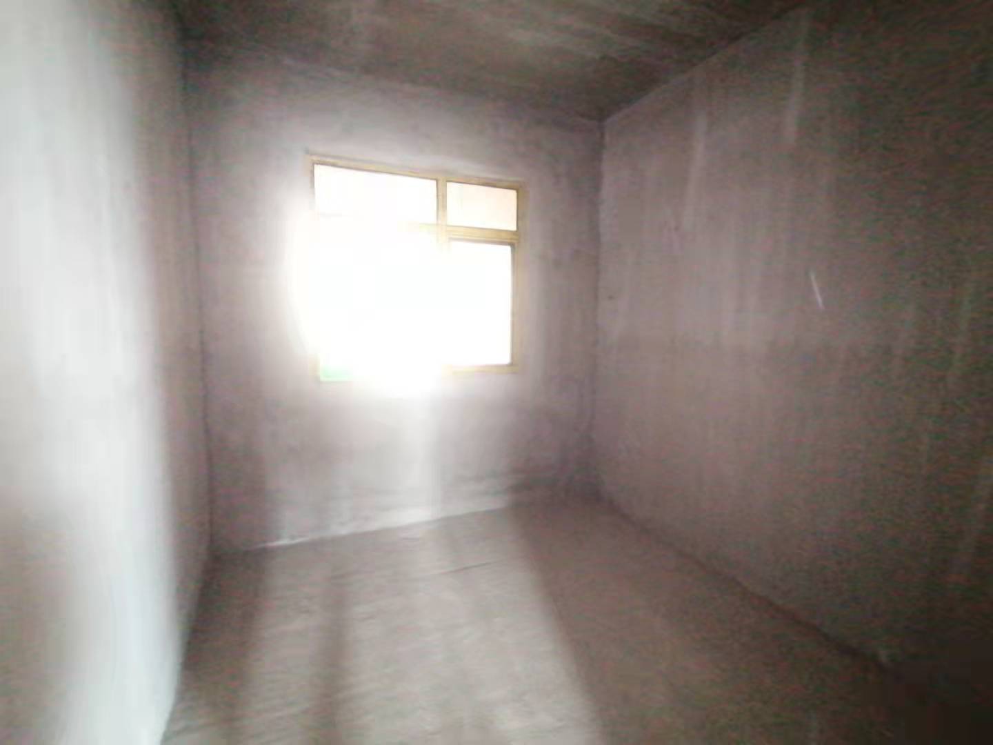 御湖世家毛坯中间楼层带车位采光好旁边沔小幼儿园