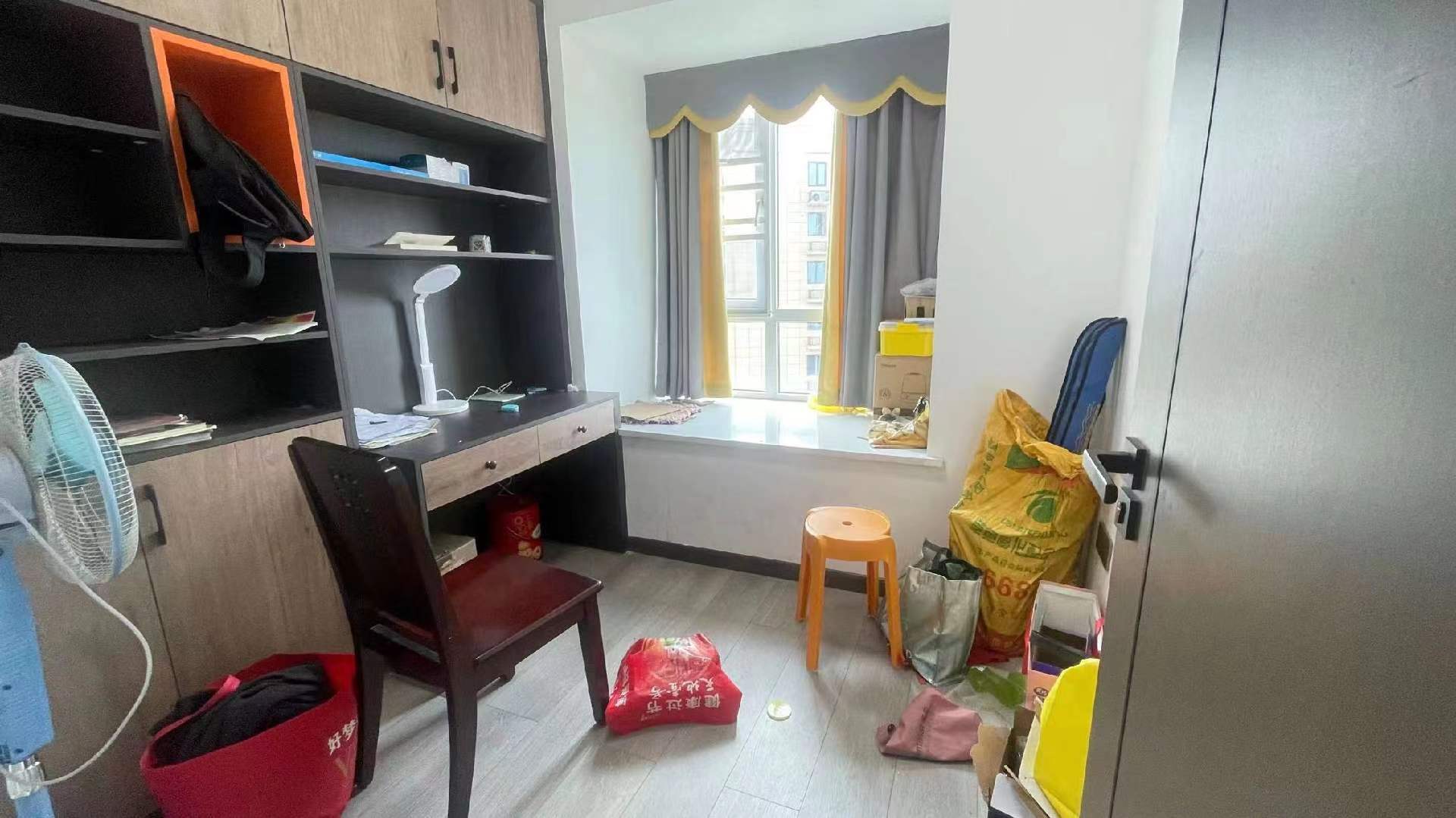 森林国际.精装四房.房子成色新.户型好.看房方便.证件满二