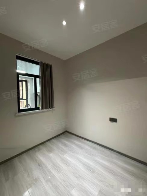 降价了，仙商附近，环球旁，配套齐全步梯3楼，精装三房，带大院子，证件齐全，赠送10多个平方