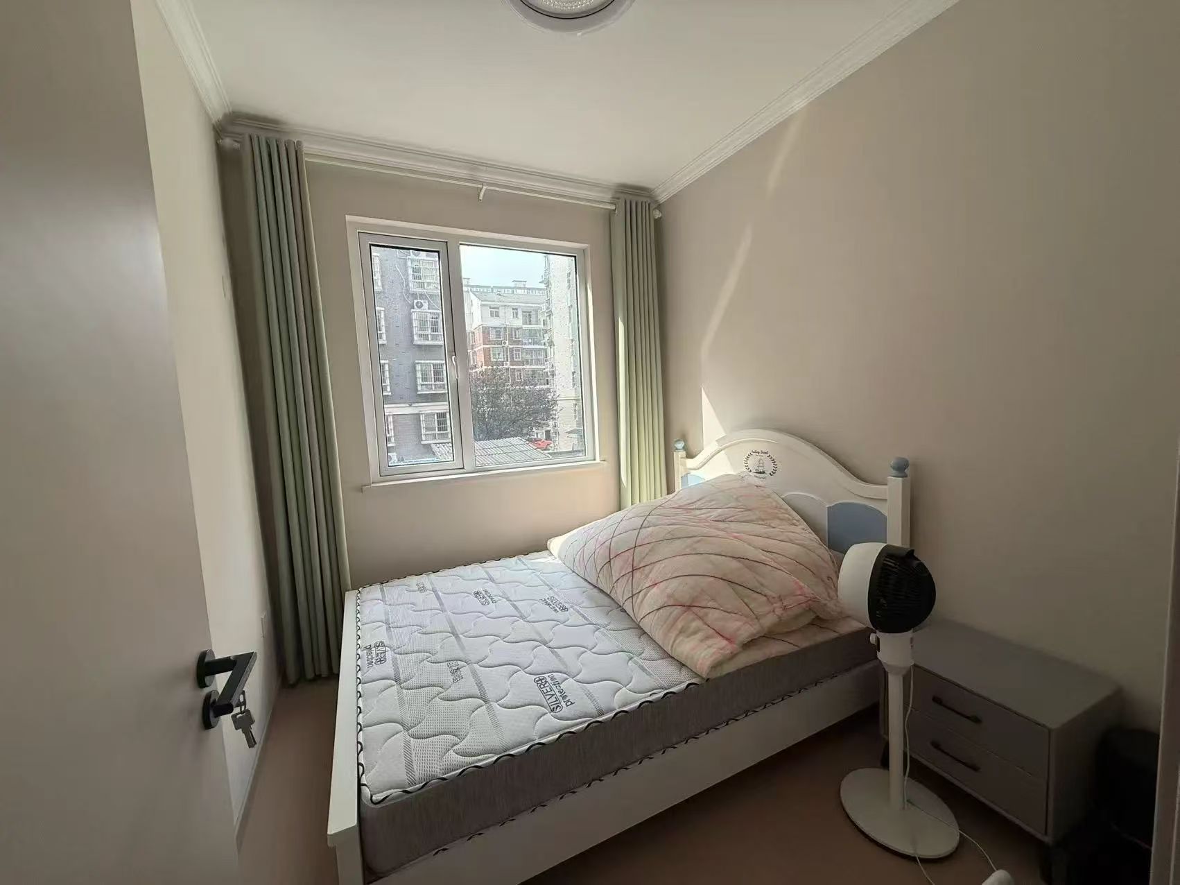 捡漏，新城1号对面，新城花园，精装三房，成色非常新，证满二