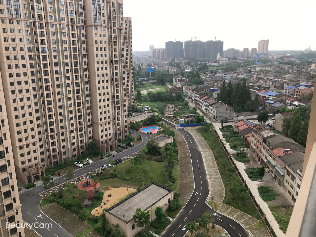 南国明珠毛坯四房，户型方正，采光好，业主诚心出售