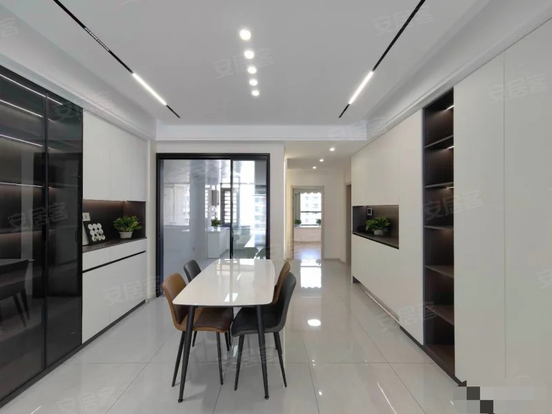 城南，御湖世家，全新装修，精装三房，边户，好楼层，南北通透