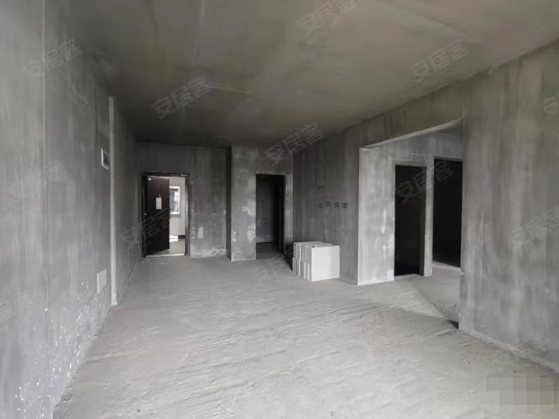 104，捡漏御湖世家，单价4000​，证件满二，户型方正，三开间朝南，视野采光无遮挡