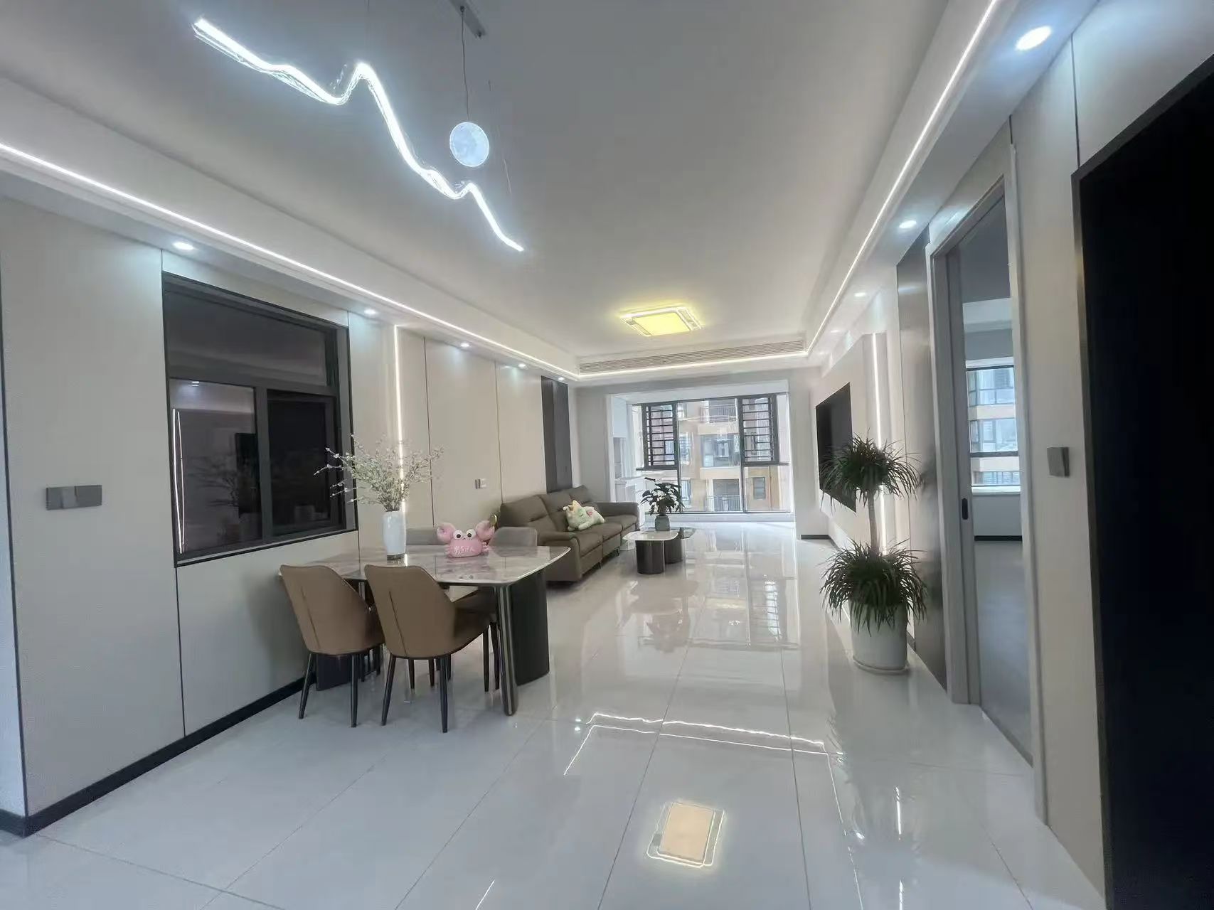 风和日丽三中旁，精装三房，边户，好楼层11楼，单价4字头，诚心出售