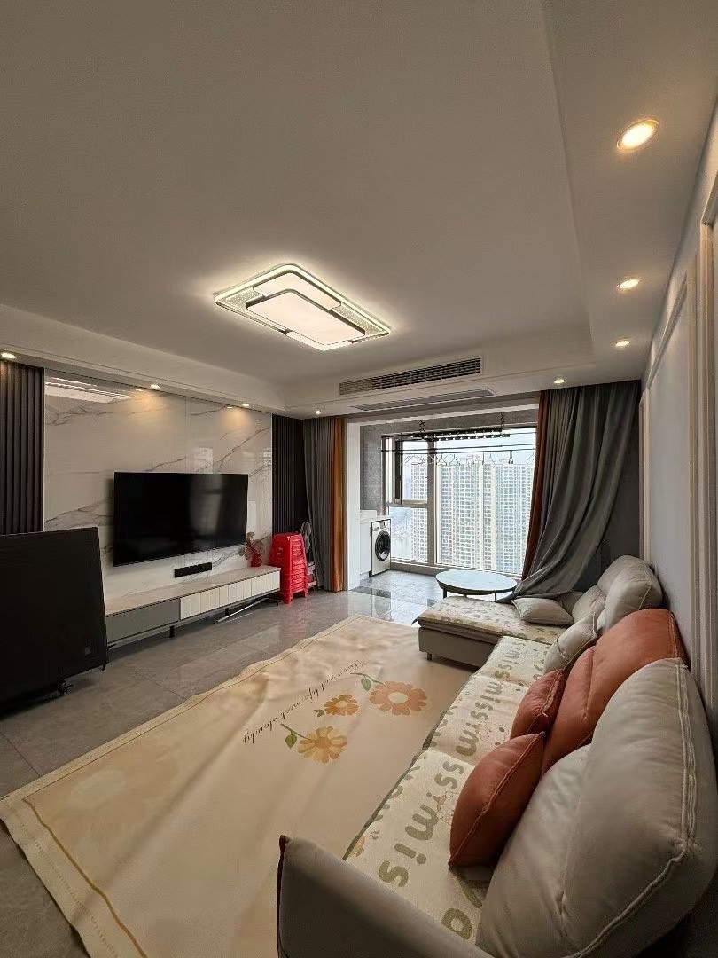 新二中二小旁，沔阳清华园， 精装大三房两卫 ，可拎包人住！单价5字头，老证