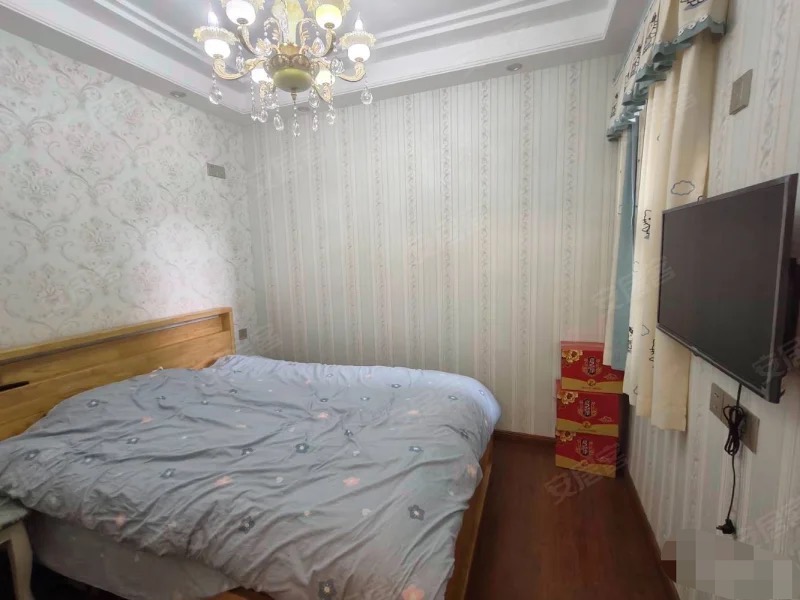 城南元泰未来城，三中门口，带大露台和阳光房，精装3房2卫，保养9成新，拎包即住！