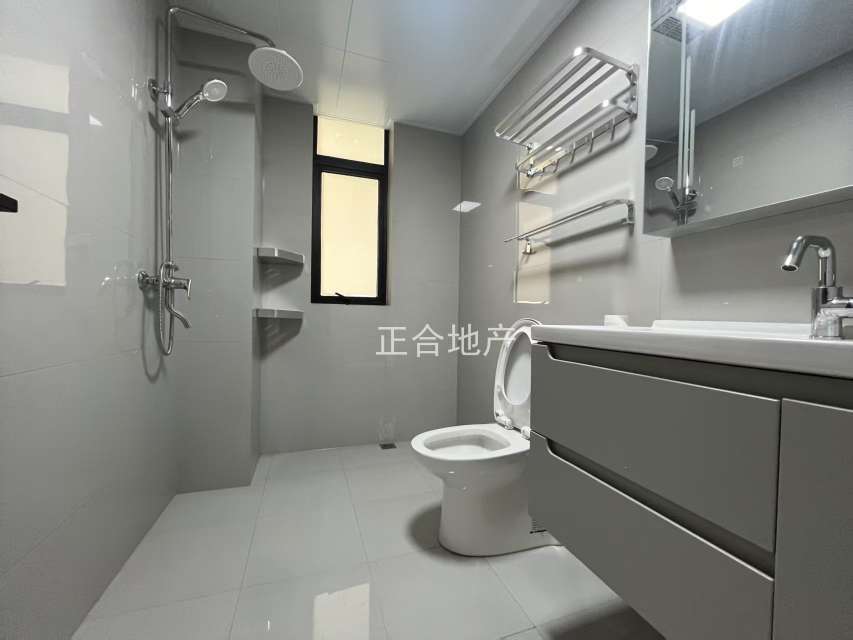 城南，御湖业主自装修婚房，单价5000，精装大三房，送车位，南北通透，证满二