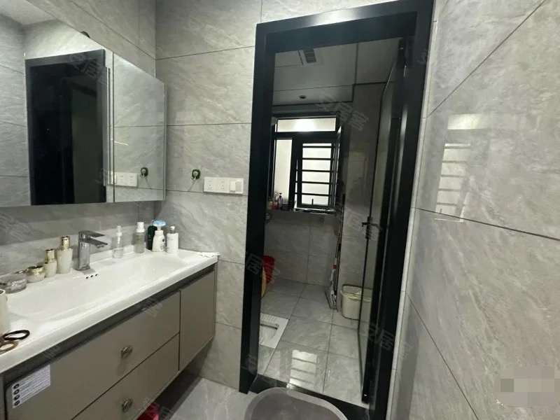 ？亏本出售，沔阳公园旁，清华园，精装3房2卫，成色新，证满二