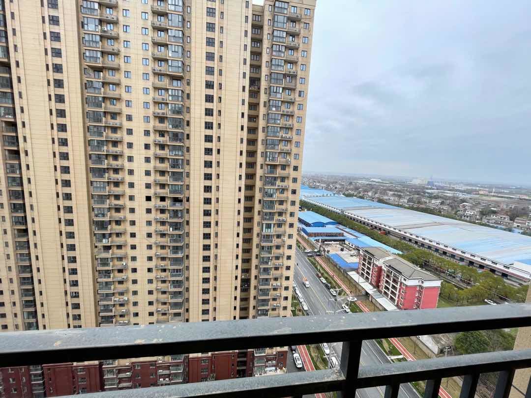 城西，满庭春，中间楼层，毛坯三房，满二，一口价33.8万
