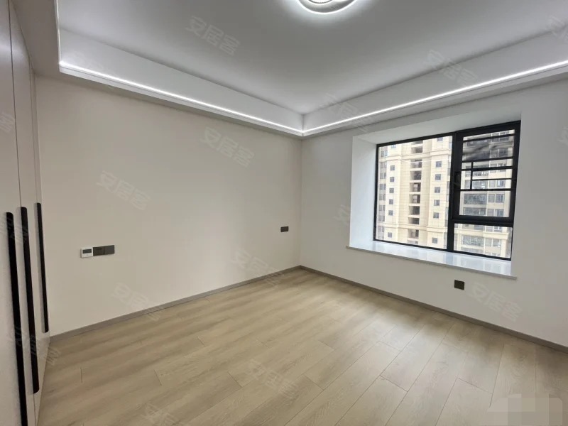 城南次新小区，森林国际翡冷翠。装修新，东边户，电梯20楼，南北通透