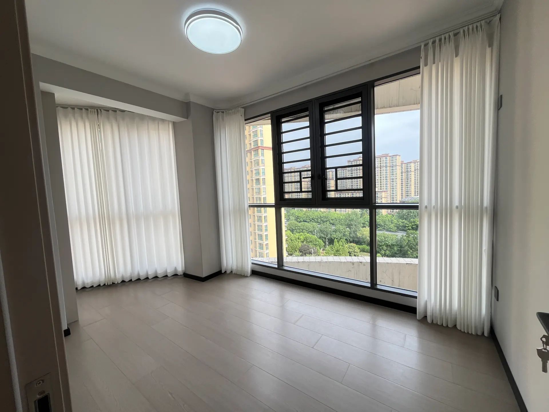 城南，沔阳公园旁，精装4房，电梯好楼层，南北通透，证满二