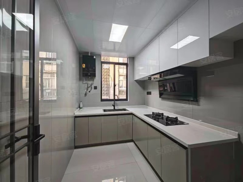 诚心出售，仙桃商城，三中旁，步梯三楼，全新装修，精装三房，采光好，老证过户