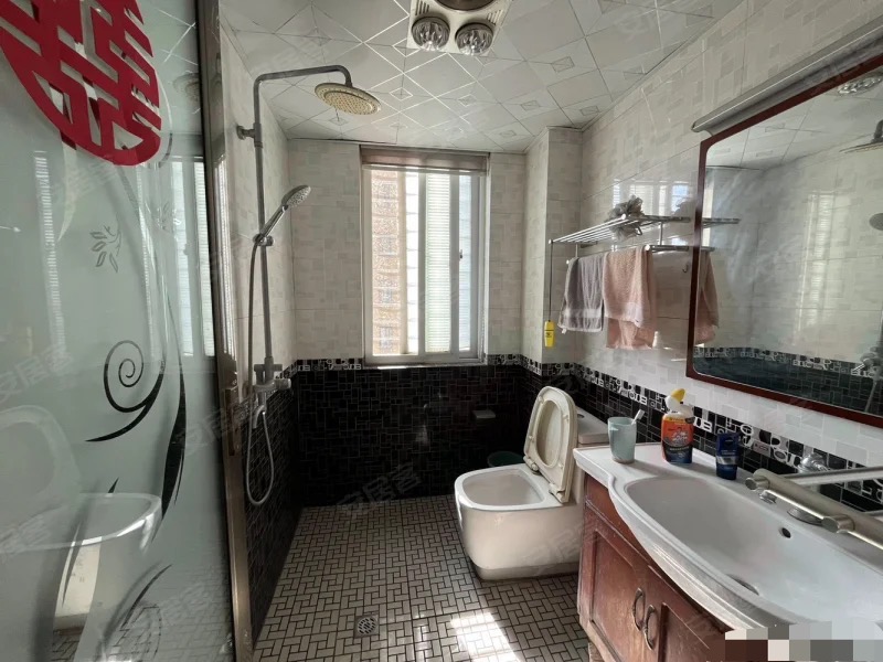 商城旁，圣淘沙精装四房，单价4000全屋暖气片，江景电梯房