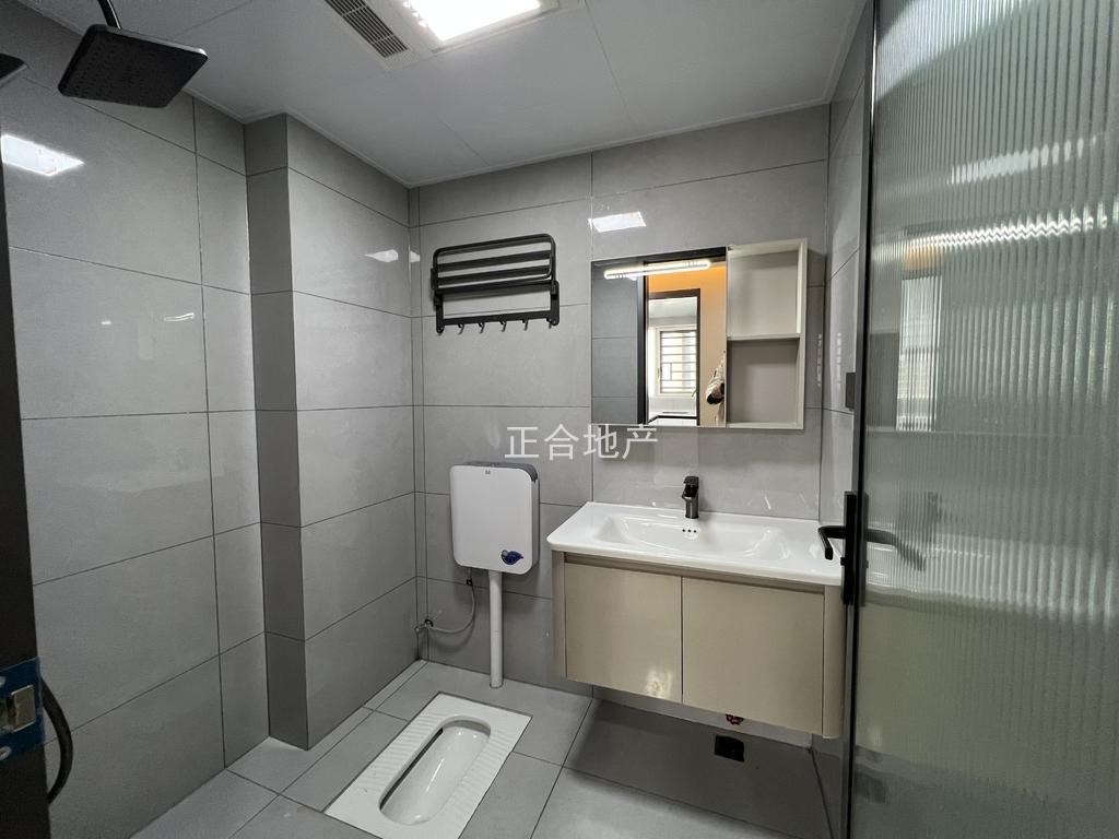 降价了，武商附近，电梯好楼层12楼，精装3房2厅，全新装修，诚心出售，满五