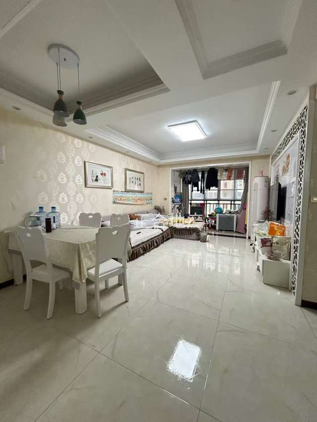 急售，新城壹号四期， 湖景房，精装三房 ，一口价49.5万， 拎包入住，证满二