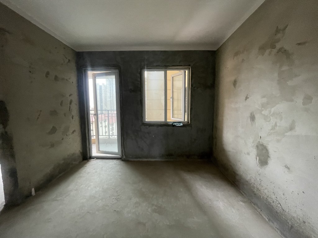 森林国际毛坯三房.户型端正.楼层好.采光好