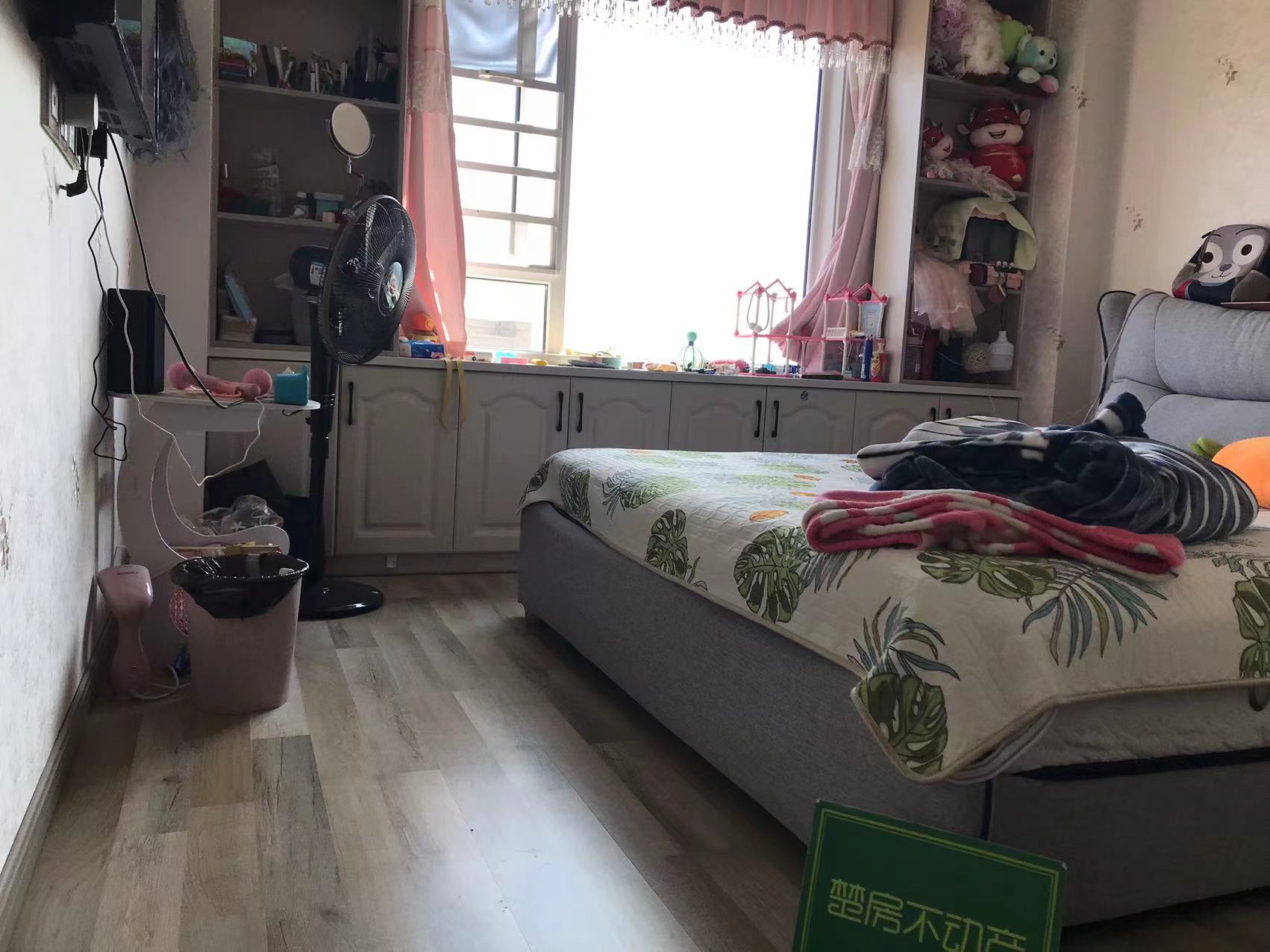 满庭春供暖房证满二精装卖毛坯价配套齐全精装四房边户户型好诚意出售