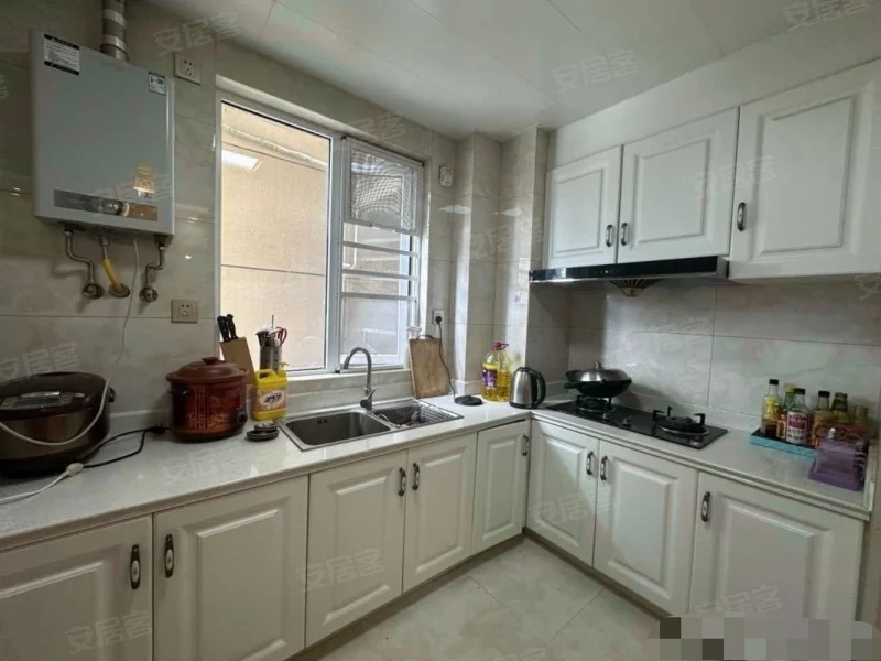 城南元泰未来城，三中门口，带大露台和阳光房，精装3房2卫，保养9成新，拎包即住！