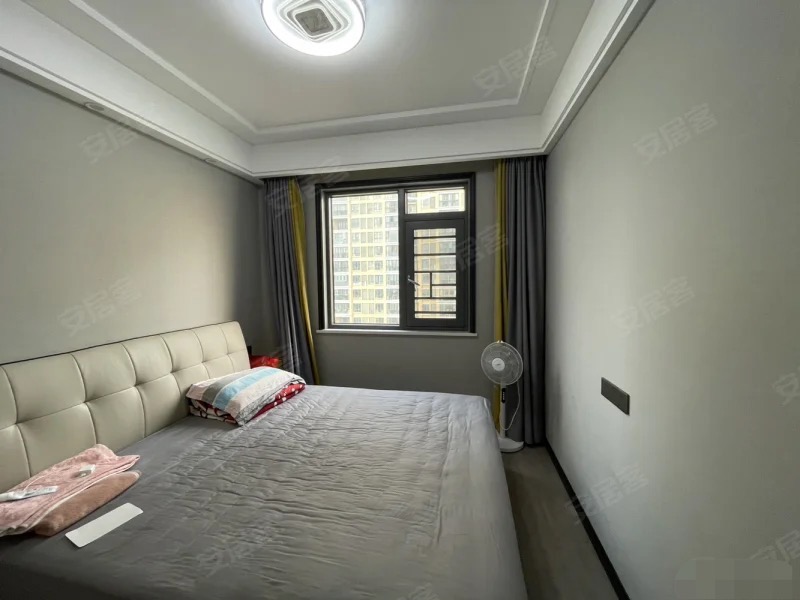 捡漏，急售，新城壹号•四期，湖景房，精装三房，好楼层。证满二