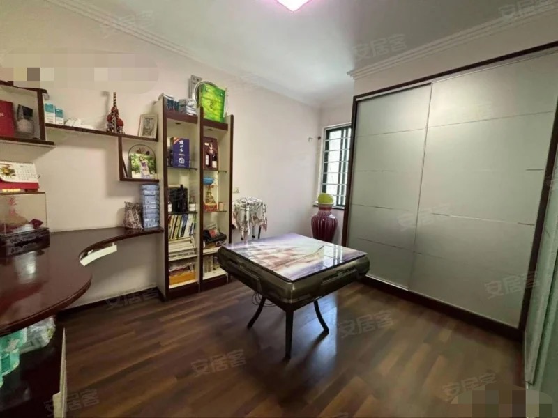 武商附近，步梯3楼，龄新，精装3房2卫，单价3000，成色新，南北通透