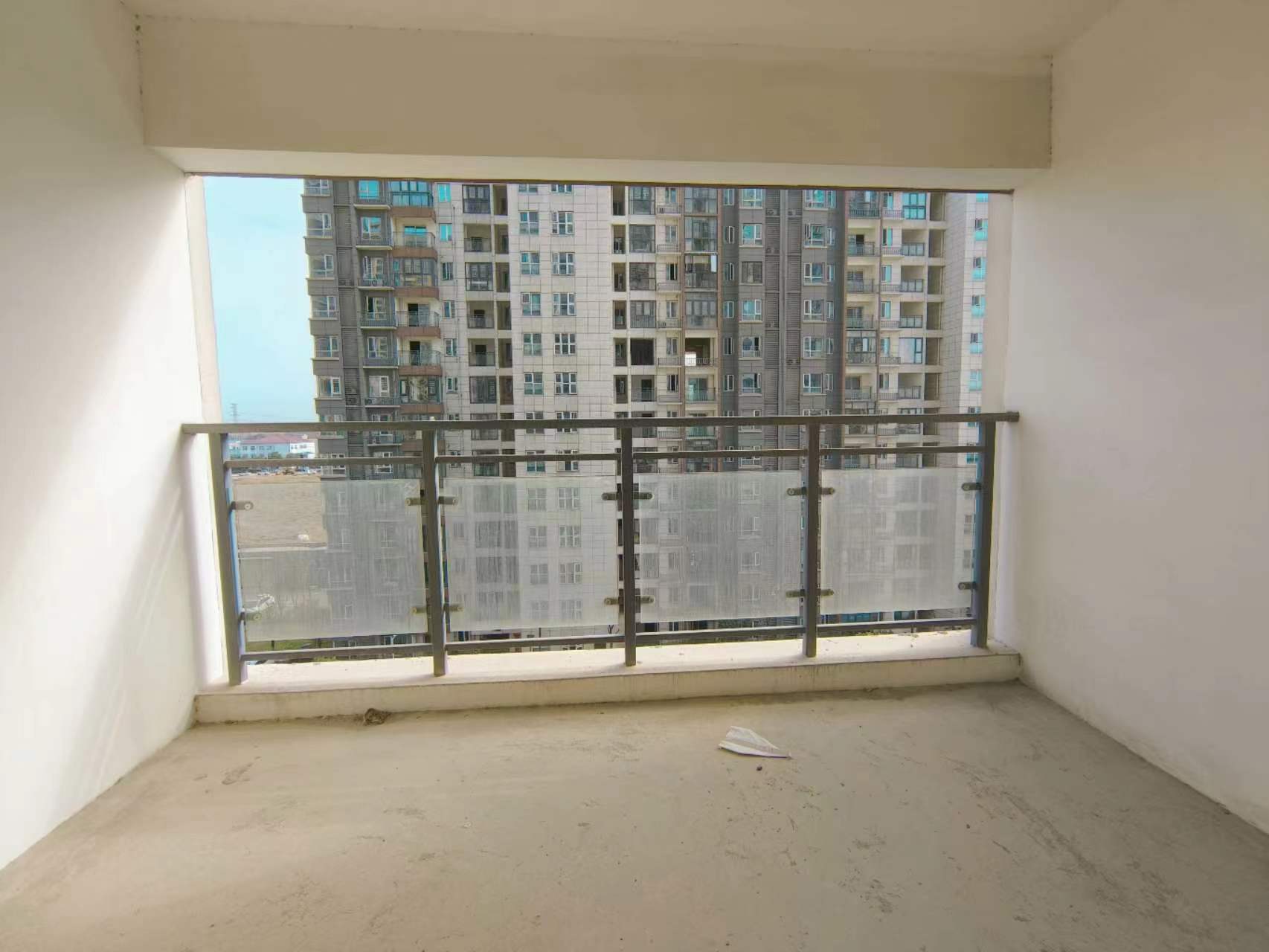 银湖城.毛坯三房.证件满二.看房方便