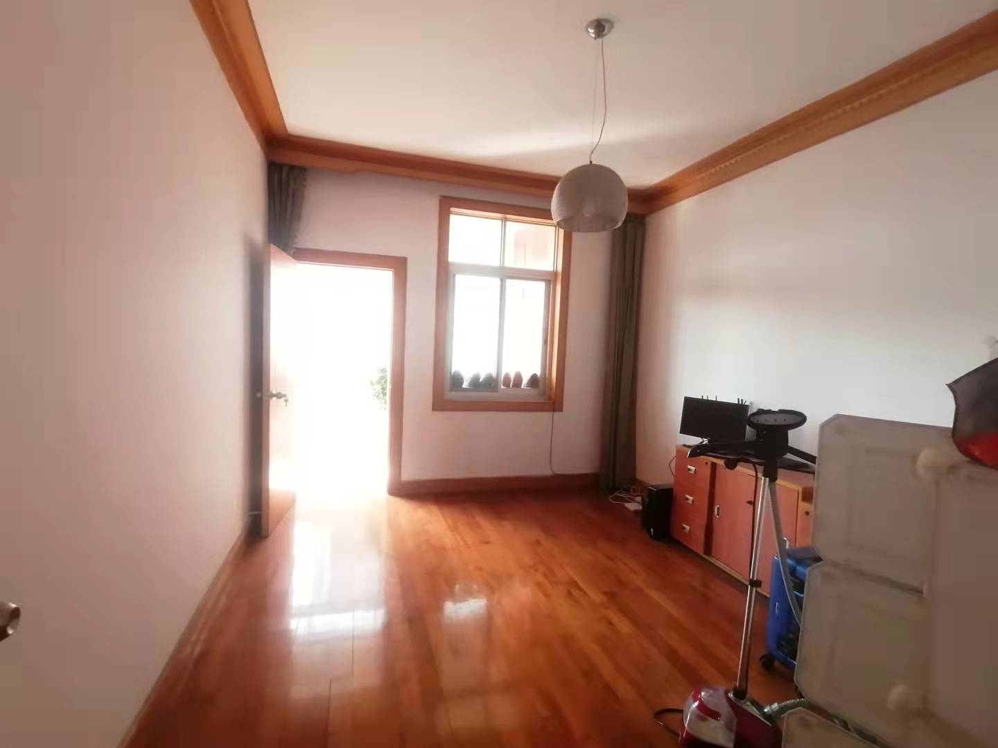 经纬楼步梯4楼精装修有大院子带地下室旁边龙华山对面中学证满2年