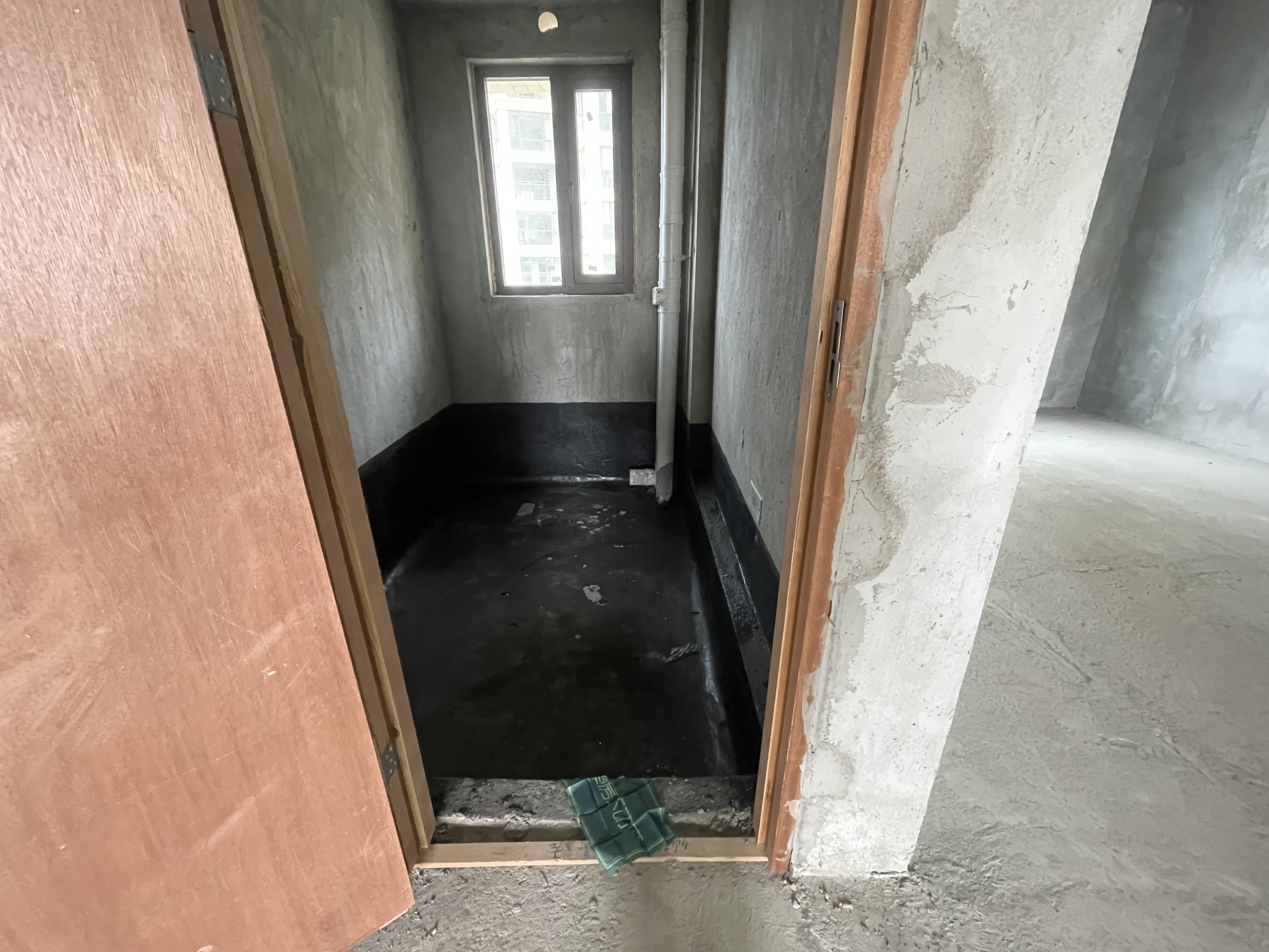 领秀城.毛坯大三房边户.南北双阳台.小区环境好.绿植环绕带车位出售