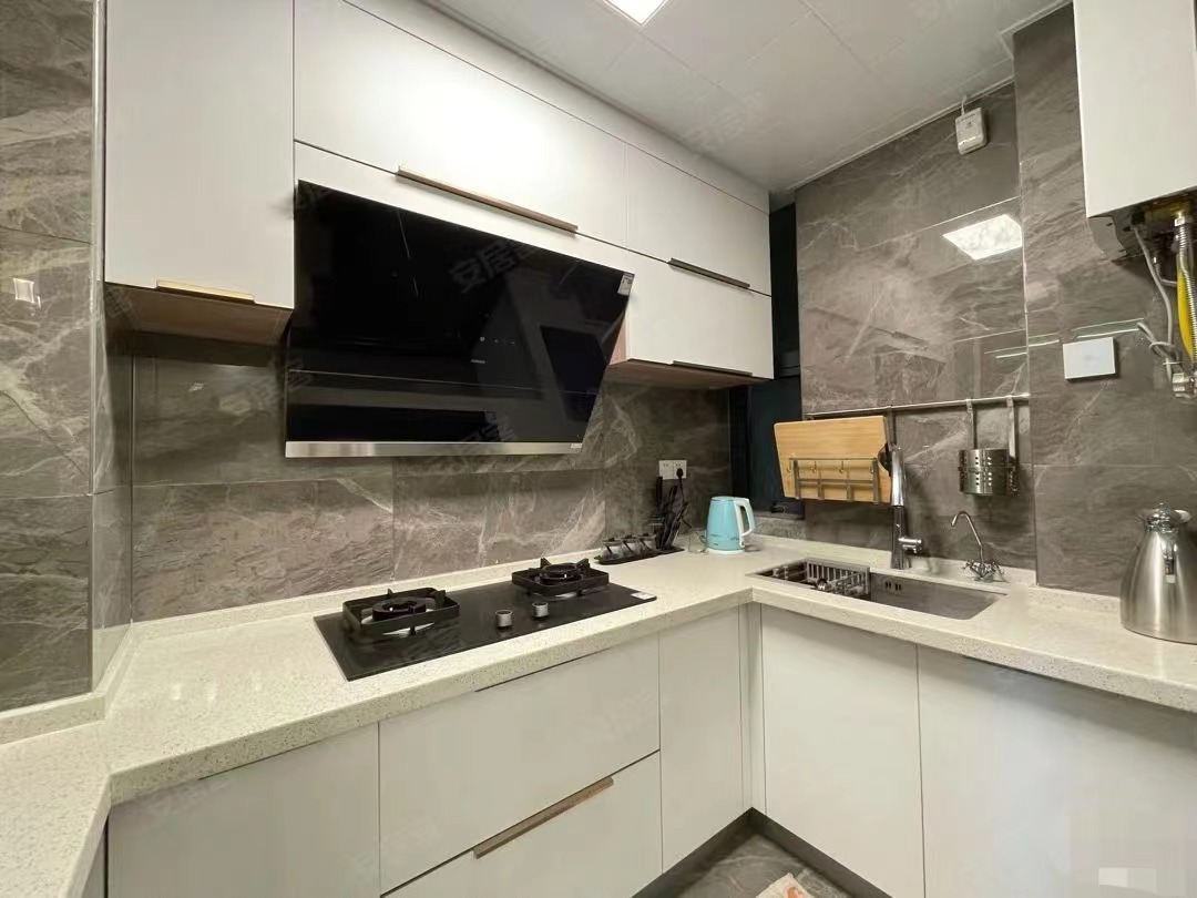 49，城南新三中旁，全屋定制衣柜➕左右沙发，全新精装三房，证件满二，中间楼层