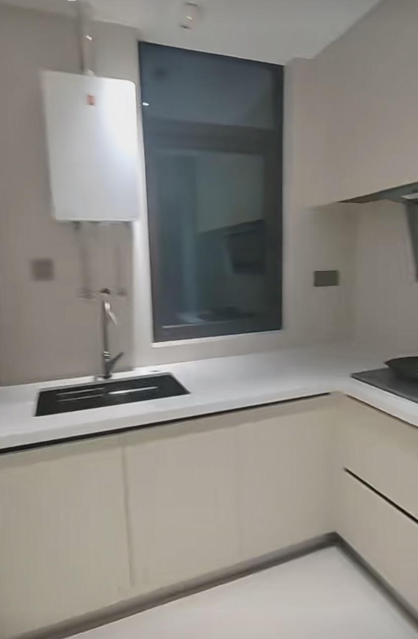 ？城南。锦绣江山望府。全新业主自装。业主包增值税，送电梯车位诚心出售