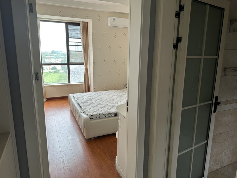 城南，新城壹号五期，6层高电梯洋房，中层，装修全送1梯2户，成色新