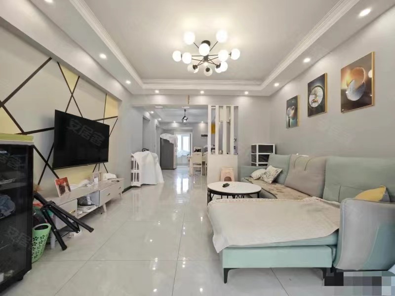 仙桃江滩公园旁 ，电梯小高层，9.9成新，精装三室两厅两卫 ，南北通透