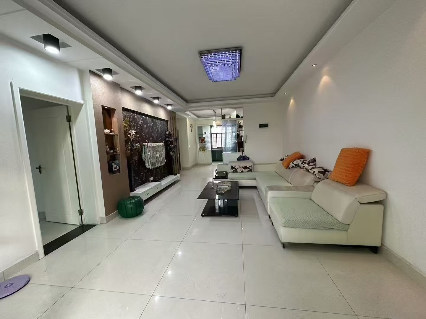 270，仙桃一中附近，福星城东门，步梯三楼楼龄新，有出场好停车，成色新，精装三房